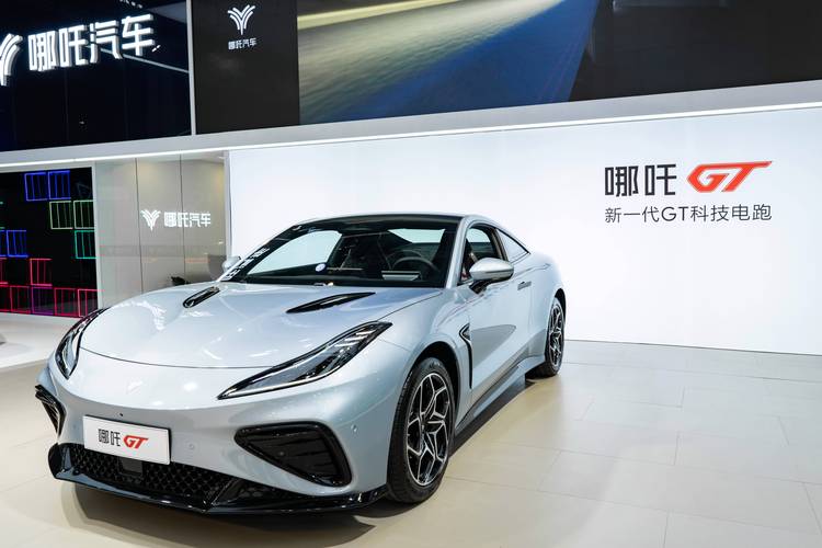 成都104哪吒汽车在智能汽车领域的表现，领途汽车在新能源汽车市场中的影响力